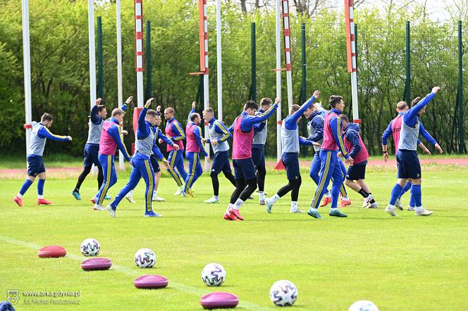Piłkarze Arki Gdyni przygotowują się na obiektach sportowych w Gniewinie