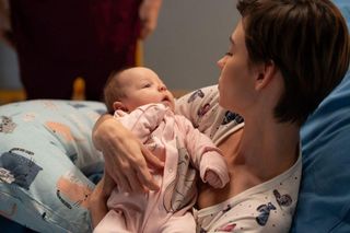 	Na dobre i na złe odc. 958. Blanka (Pola Gonciarz), córka Nina (Michalina Grot)