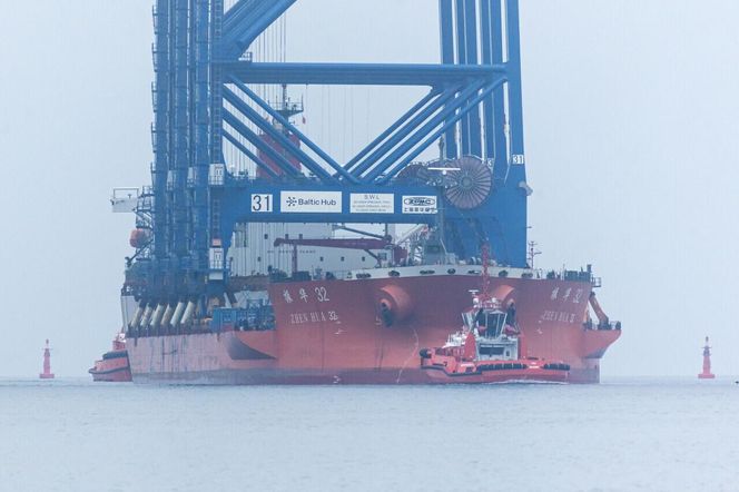 Gdańsk. Do nabrzeża Terminalu T3 na terenie Baltic Hub przybił statek Zhen Hua 32, na pokładzie którego do portu przypłynęły trzy ogromne suwnice przeznaczone do obsługi kontenerowców przy terminalu T3