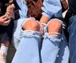 Rozenek w podartych spodniach na marszu