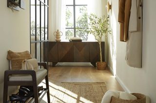 Jak urządzić wąski przedpokój w bloku? Te 31 zdjęć z polskich mieszkań to kopalnia pomysłów!