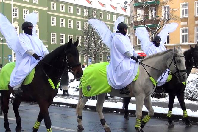 Policjanci w strojach aniołów