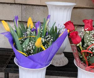 W Lublinie przed stoiskami z kwiatami długie kolejki. Sprawdziliśmy, jakie są ceny