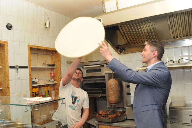 Jarubas kręci pizzą