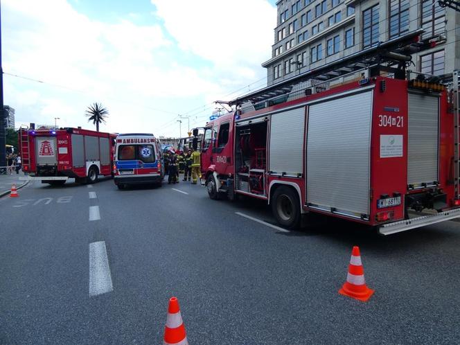 Nastolatka wpadła pod rozpędzony tramwaj przy rondzie de Gaulle’a w Warszawie. Trafiła do szpitala