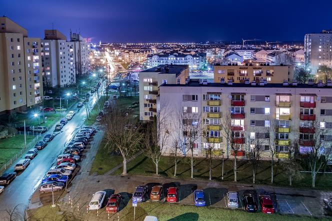 Ostrołęka. Stała w oknie i szykowała się do skoku! Policjanci wpadli na TO