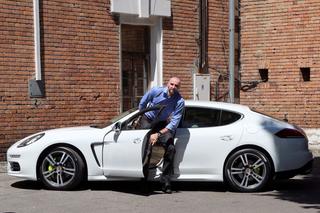 Marcin Gortat jeździ hybrydowym Porsche Panamera