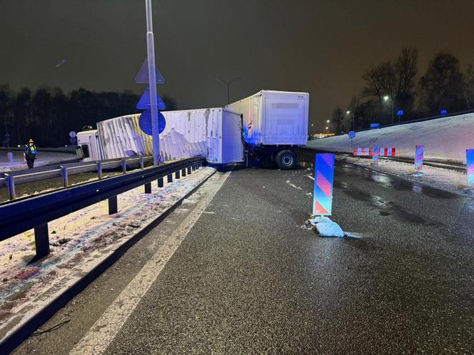 Ciężarówka przewróciła się na oblodzonej jezdni, druga przebiła barierki