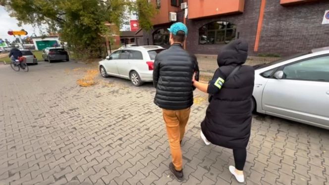 Złodziej włazów wpadł na gorącym uczynku! Koniec "złotego interesu"