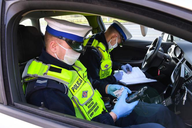 Policja kontrolowała czy toruńscy kierowcy respektują obowiązek noszenia maseczek