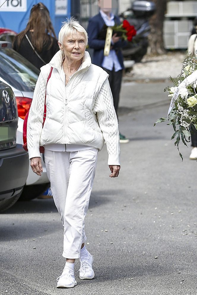 Ewa Błaszczcyk w niestandardowym stroju na pogrzebie Jadwigi Jankowskiej-Cieślak