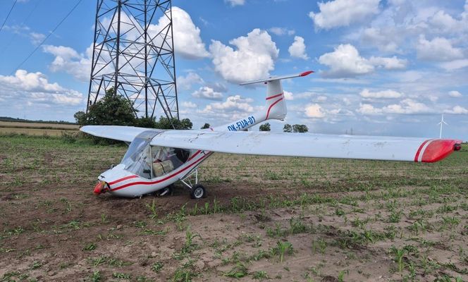 Awionetka dachowała w polu. 79-latek wyszedł bez szwanku. „To był cud” [ZDJĘCIA]