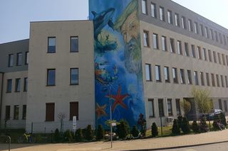 Mural z Aleksandrem Dobą na ścianie Morskiej Szkoły Podstawowej na gdańskim Ujeścisku