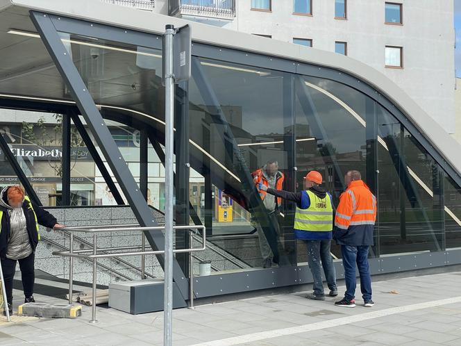 Metro na Bródnie wkrótce otwarte! Wielkie emocje, mieszkańcy tłoczą się przy wejściu