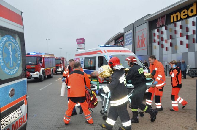 Dźgał ludzi nożem w galerii handlowej. Teraz wyszedł na wolność