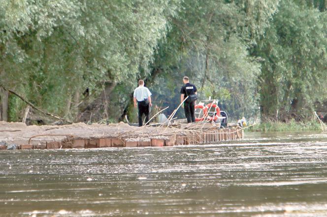 Warszawa: Wypadek przy budowie mostu Północnego. Robotnicy spadli do Wisły ZDJĘCIA