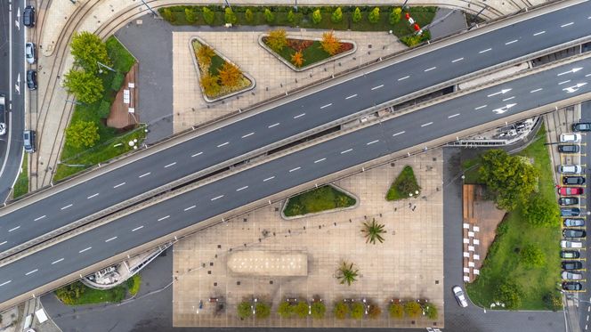 Rynek w Chorzowie pod estakadą