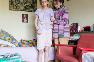 TAJEMNICZA DOLEGLIWOŚĆ UNIEMOŻLIWIA JEJ PRZEŁYKANIE.