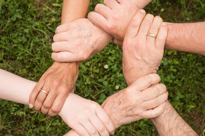 Wolontariusze dostarczają paczki żywnościowe potrzebującym. Zobacz jak się zgłosić 