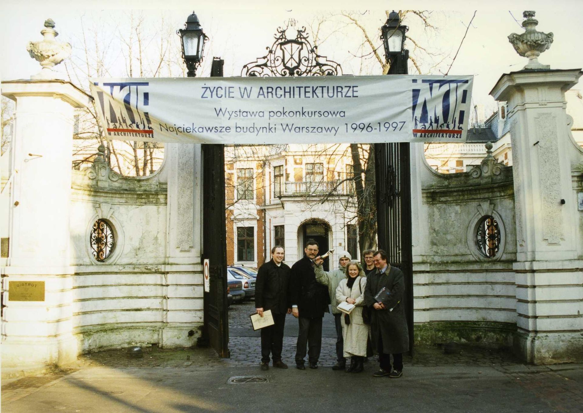 ŻYCIE W ARCHITEKTURZE, wejście do pawilonu SARP w Warszawie, od lewej zwycięzcy w kategorii najlepszy budynek użyteczności publicznej, architekci Grzegorz Stiasny i Jakub Wacławek