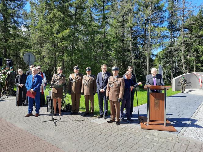 W uroczystości odsłonięcia i pobłogosławienia pomnika wzięli przedstawiciele władz państwowych i samorządowych, wojska i organizacji kombatanckich