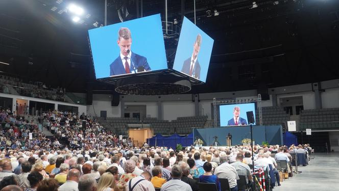 Kongres Świadków Jehowy w Olsztynie. W hali Urania chrzest przyjęli nowi członkowie [ZDJĘCIA]