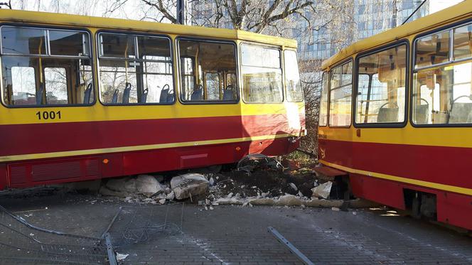 2 Od tramwaju odczepił się wagon i uderzył w murek na placu Reymonta