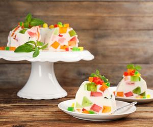 Śmietanowiec Bożeny Dykiel. Obłędny deser z kolorowymi galaretkami