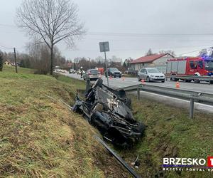 Dachowanie bmw w Tworkowej. Kierowca w stanie ciężkim trafił do szpitala