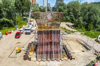 Warszawa: trwa budowa mostu pieszo-rowerowego przez Wisłę