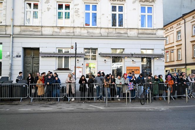 Krakowianie czekający na króla Karola III