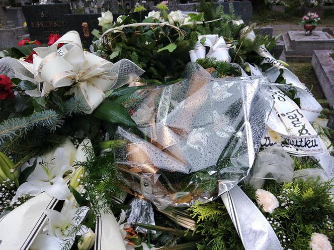 Tragedia w Salisbury. Zamordowane kobiety pochowane w Tarnowie. Grobu nie widać spod kwiatów
