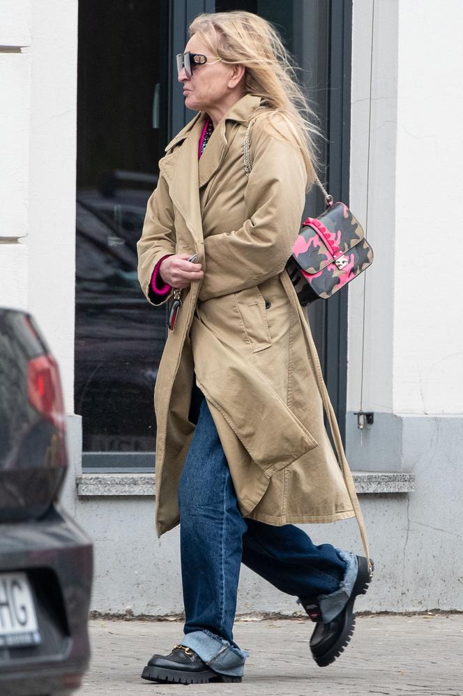 Monika Olejnik w piekielnie drogich ciuchach wsiada do BMW