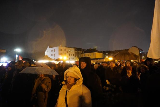 Światełko dla Pawła Adamowicza. Tłumy na wiecu w Gdańsku 