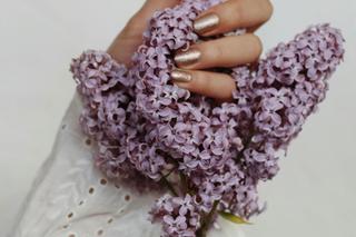 Połyskujący manicure będzie piękną ozdobą wiosennych stylizacji