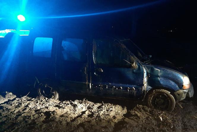 Pijak z Renault narobił bałaganu. Uciekł chwiejąc się na nogach