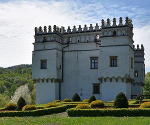 To najsławniejsza wieś w Małopolsce. Legenda głosi, że w miejscowym dworze zamieszkały diabły