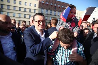 Tajemnica POWERA Morawieckiego w kampanii. Tym napojem się wspomaga [FOTO] 