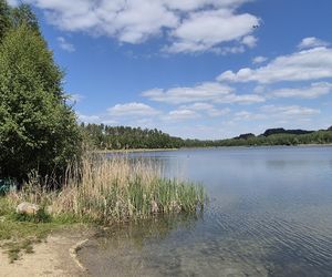 To jezioro w Olsztynie ma niezwykle czystą wodę. Jest kilka dzikich plaż, które świecą pustkami