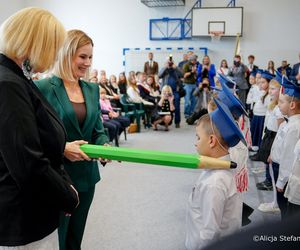 Pierwsza Dama uczciła z uczniami 100 lat od nadania imienia Stefana Batorego Szkole Podstawowej w Liwie