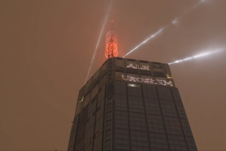 Varso Tower rozbłysnął światłami, wyższy już nie będzie. Wyjątkowy pokaz w centrum Warszawy