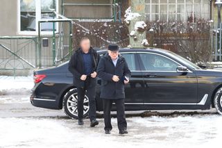 Lech Wałęsa ślizga się na chodniku w drodze do kościoła