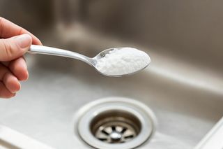 Wsyp 3 łyżki i szybko zatkaj ściereczką, a aktywna piana wyczyści odpływ. Odetka zlew i usunie brzydki zapach. Sposób na zatkany zlew