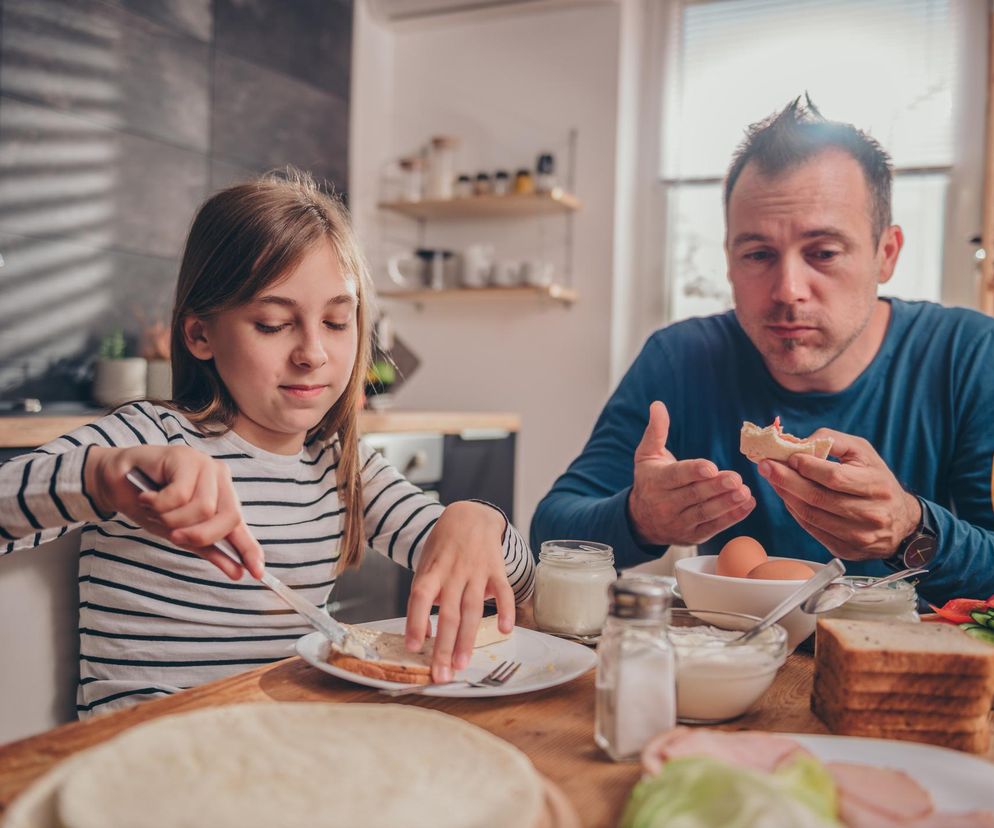 Wspólne posiłki wzmacniają odporność psychiczną dziecka. Już jeden w tygodniu przynosi ogromne korzyści
