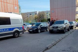 Dwulatka uwięziona w rozgrzanym aucie. Policjanci wybili szybę, by uratować dziecko