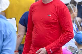 Krzysztof Igor Krawczyk wyciąga rękę do Ewy Krawczyk 