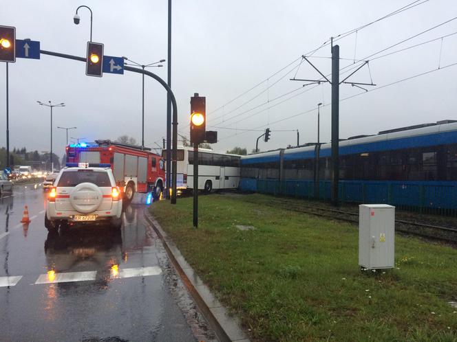 Wypadek na ul. Wielickiej: Tramwaj zderzył się z autokarem