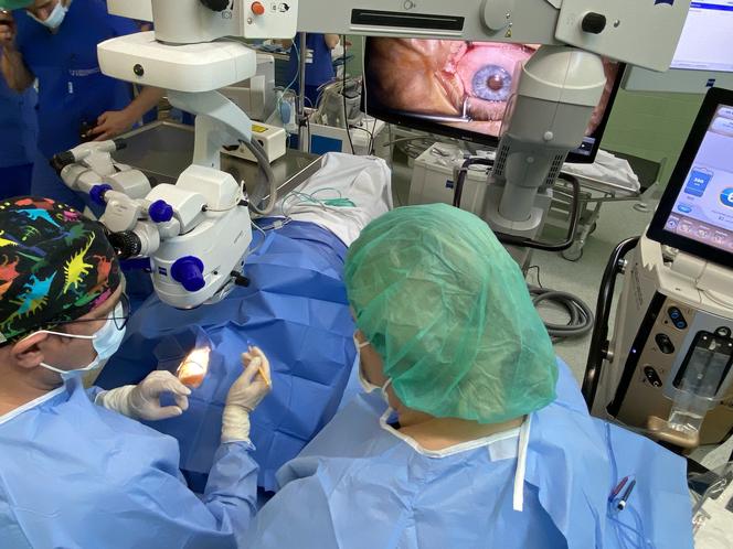 Specjaliści ratują wzrok pacjentom. W Katowicach przeprowadzono innowacyjne zabiegi leczenia jaskry i zaćmy