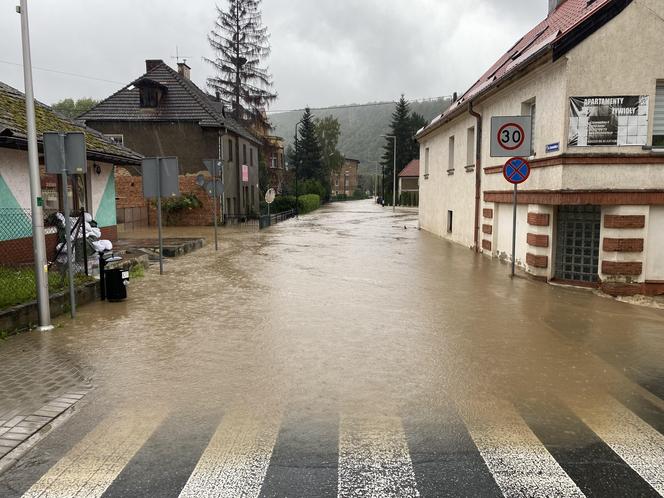 Bardo zatopione. Ulice toną, nie ma prądu, są problemy z siecią