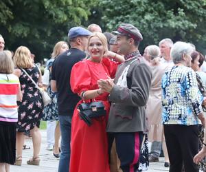 Wirują warkocze i wstążeczki. Tak bawili się lublinianie na potańcówce w skansenie!